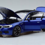BMW M5 F90 Marina Bay Sininen Norev 1:18 - image 2 of 7