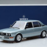 BMW M535i E12 Sininen Norev 1:18 - image 6 of 6