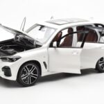 BMW X5 G05 Valkoinen Paragon 1:18 - image 2 of 8