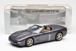 Chevrolet Corvette C5 Avoauto Violetti Helmiäinen Metallic UT Models 1:18 21010 Metalli — kuva 6 / 6