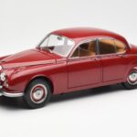 Daimler 250 V8 Punainen Paragon 1:18 PA-98312