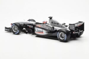 McLaren MP4/17D #6 K. Raikkonen F1 2003 Hot Wheels 1:18 B1650 Metalli — kuva 4 / 6