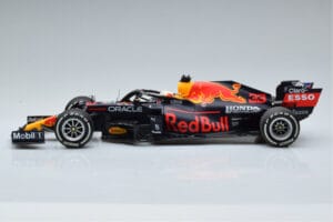 Red Bull Racing RB16B #33 M. Verstappen Abu Dhabi GP F1 World Champion 2021 Minichamps 1:18 110212333 Metalli — kuva 3 / 6