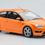 Ford Focus Mk2 ST 2.5 Electric Oranssi Otto 1:18 - image 4 of 6