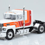 Ford LTL 9000 Valkoinen Punainen Oranssi IXO 1:43