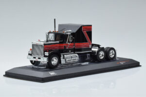 GMC General Punainen Musta IXO 1:43 TR102