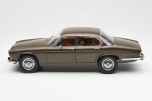 Jaguar XJ6 Series 1 4.2 Sable Ruskea Paragon 1:18 2011004 Metalli — kuva 4 / 8