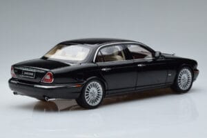 Jaguar XJ6 X350 Ebony Musta Almost Real 1:18 810501 Metalli — kuva 3 / 11