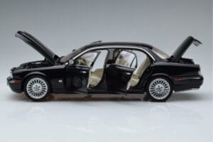 Jaguar XJ6 X350 Ebony Musta Almost Real 1:18 810501 Metalli — kuva 4 / 11
