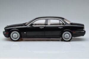 Jaguar XJ6 X350 Ebony Musta Almost Real 1:18 810501 Metalli — kuva 5 / 11
