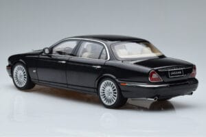 Jaguar XJ6 X350 Ebony Musta Almost Real 1:18 810501 Metalli — kuva 6 / 11