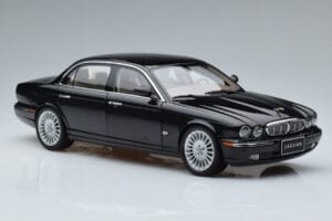 Jaguar XJ6 X350 Ebony Musta Almost Real 1:18 810501 Metalli — kuva 10 / 11