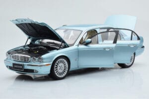 Jaguar XJ6 X350 Seafrost Vaaleansininen Almost Real 1:18 810503 Metalli — kuva 2 / 11