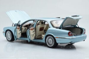 Jaguar XJ6 X350 Seafrost Vaaleansininen Almost Real 1:18 810503 Metalli — kuva 3 / 11