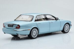 Jaguar XJ6 X350 Seafrost Vaaleansininen Almost Real 1:18 810503 Metalli — kuva 4 / 11