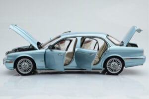 Jaguar XJ6 X350 Seafrost Vaaleansininen Almost Real 1:18 810503 Metalli — kuva 5 / 11