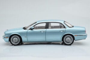 Jaguar XJ6 X350 Seafrost Vaaleansininen Almost Real 1:18 810503 Metalli — kuva 6 / 11
