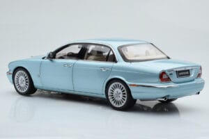 Jaguar XJ6 X350 Seafrost Vaaleansininen Almost Real 1:18 810503 Metalli — kuva 8 / 11