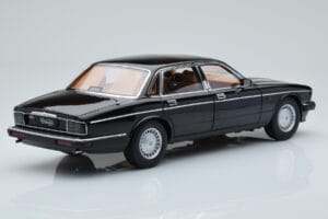 Jaguar XJ6 XJ40 Ebony Musta Almost Real 1:18 810543 Metalli — kuva 3 / 11