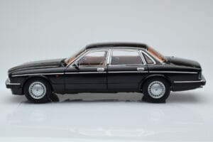 Jaguar XJ6 XJ40 Ebony Musta Almost Real 1:18 810543 Metalli — kuva 4 / 11