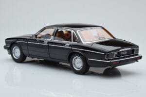 Jaguar XJ6 XJ40 Ebony Musta Almost Real 1:18 810543 Metalli — kuva 7 / 11