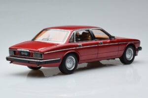 Jaguar XJ6 XJ40 Flamenco Punainen Almost Real 1:18 810541 Metalli — kuva 3 / 11