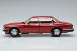 Jaguar XJ6 XJ40 Flamenco Punainen Almost Real 1:18 810541 Metalli — kuva 5 / 11