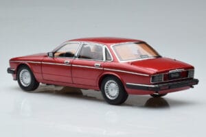 Jaguar XJ6 XJ40 Flamenco Punainen Almost Real 1:18 810541 Metalli — kuva 7 / 11