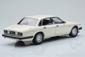 Jaguar XJ6 XJ40 Glacier Valkoinen Almost Real 1:18 810542 Metalli — kuva 3 / 11