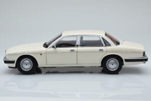 Jaguar XJ6 XJ40 Glacier Valkoinen Almost Real 1:18 810542 Metalli — kuva 4 / 11