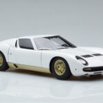 Lamborghini Miura SV Valkoinen AUTOart 1:18 - image 6 of 8