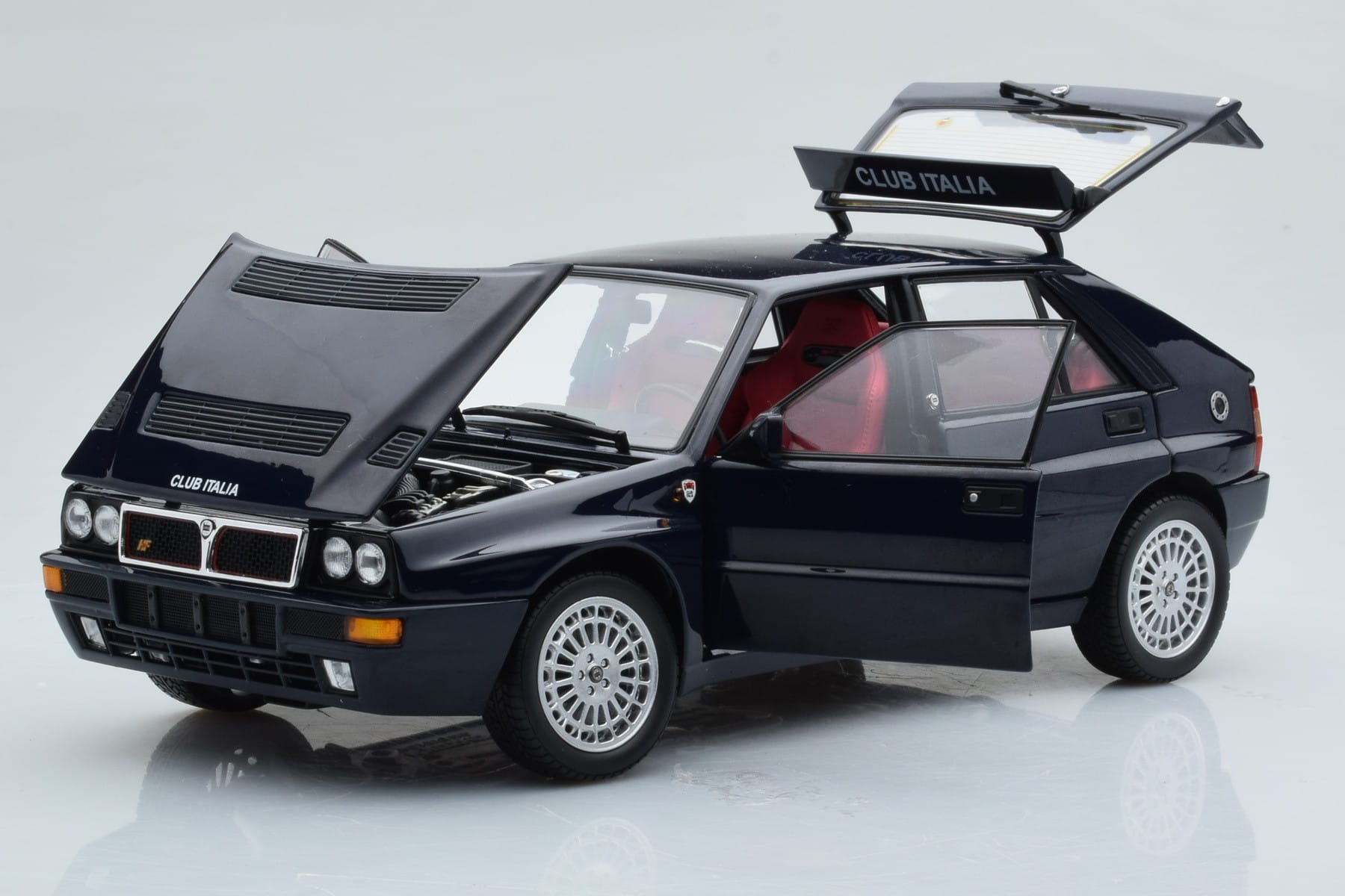 Lancia Delta HF Integrale Club Italia Sininen Kyosho 1:18 08343SC Metalli — kuva 2 / 8