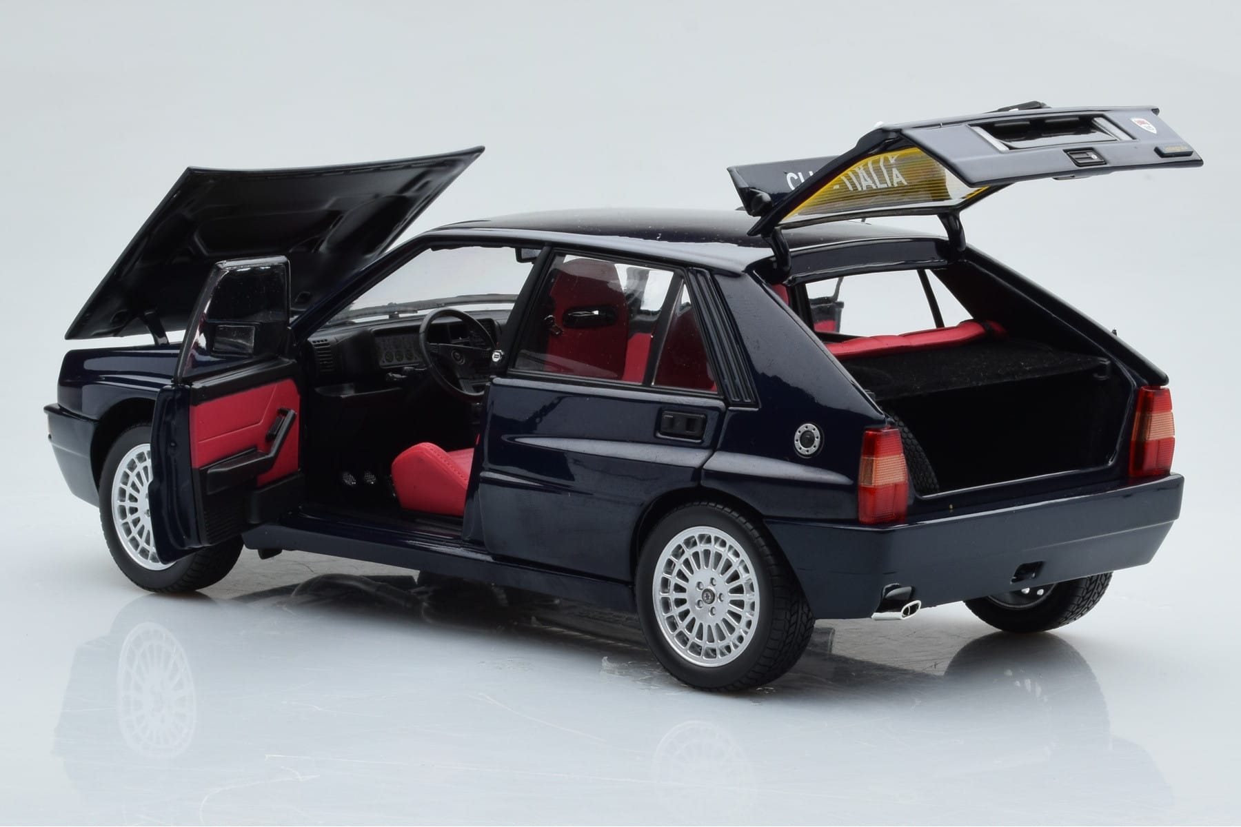 Lancia Delta HF Integrale Club Italia Sininen Kyosho 1:18 08343SC Metalli — kuva 3 / 8