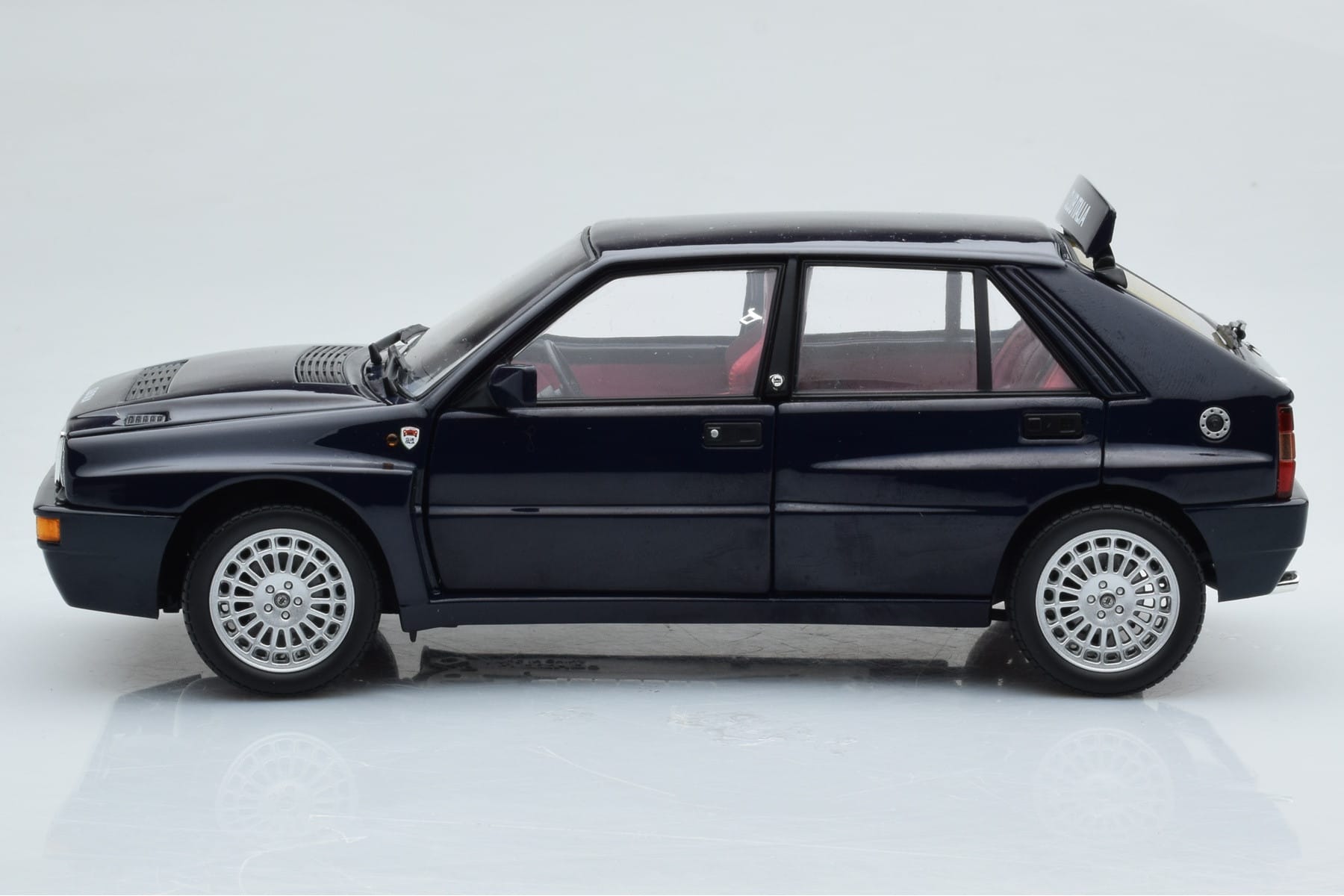 Lancia Delta HF Integrale Club Italia Sininen Kyosho 1:18 08343SC Metalli — kuva 5 / 8