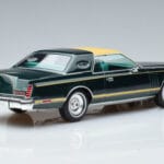 Lincoln Continental Mark V Tummanvihreä MCG 1:18 MCG18404 Metalli - image 2 of 6