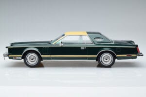 Lincoln Continental Mark V Tummanvihreä MCG 1:18 MCG18404 Metalli — kuva 3 / 6
