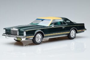 Lincoln Continental Mark V Tummanvihreä MCG 1:18 MCG18404 Metalli