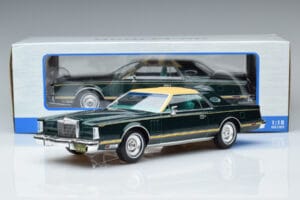 Lincoln Continental Mark V Tummanvihreä MCG 1:18 MCG18404 Metalli — kuva 6 / 6