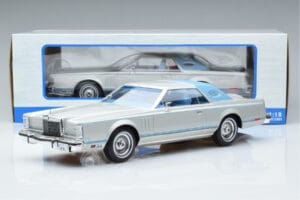 Lincoln Continental Mark V Hopea MCG 1:18 MCG18403 Metalli — kuva 6 / 6