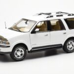 Lincoln Navigator Valkoinen AUTOart 1:18