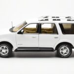 Lincoln Navigator Valkoinen AUTOart 1:18 - image 4 of 8