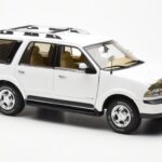Lincoln Navigator Valkoinen AUTOart 1:18 - image 6 of 8