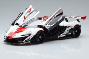 McLaren P1 GTR Kiiltävä Valkoinen Punaisilla Raidoilla AUTOart 1:18 81541 Komposiitti — kuva 2 / 7