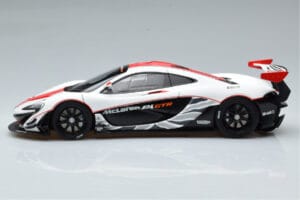 McLaren P1 GTR Kiiltävä Valkoinen Punaisilla Raidoilla AUTOart 1:18 81541 Komposiitti — kuva 4 / 7