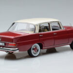 Mercedes 200 W110 Punainen Norev 1:18 - image 3 of 7