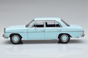 Mercedes 200 W115 Norev 1:18 183777 Metalli — kuva 4 / 7