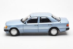Mercedes 230E W124 Vaaleansininen Metallic Norev 1:18 183945 Metalli — kuva 4 / 8