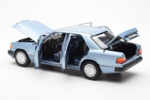 Mercedes 230E W124 Vaaleansininen Metallic Norev 1:18 183945 Metalli — kuva 5 / 8