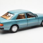 Mercedes 230E W124 Beryl Metallic Jälleenmyyjäversio Norev 1:18 B66040698 - image 3 of 8
