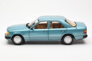Mercedes 230E W124 Beryl Metallic Jälleenmyyjäversio Norev 1:18 B66040698 Metalli — kuva 4 / 8